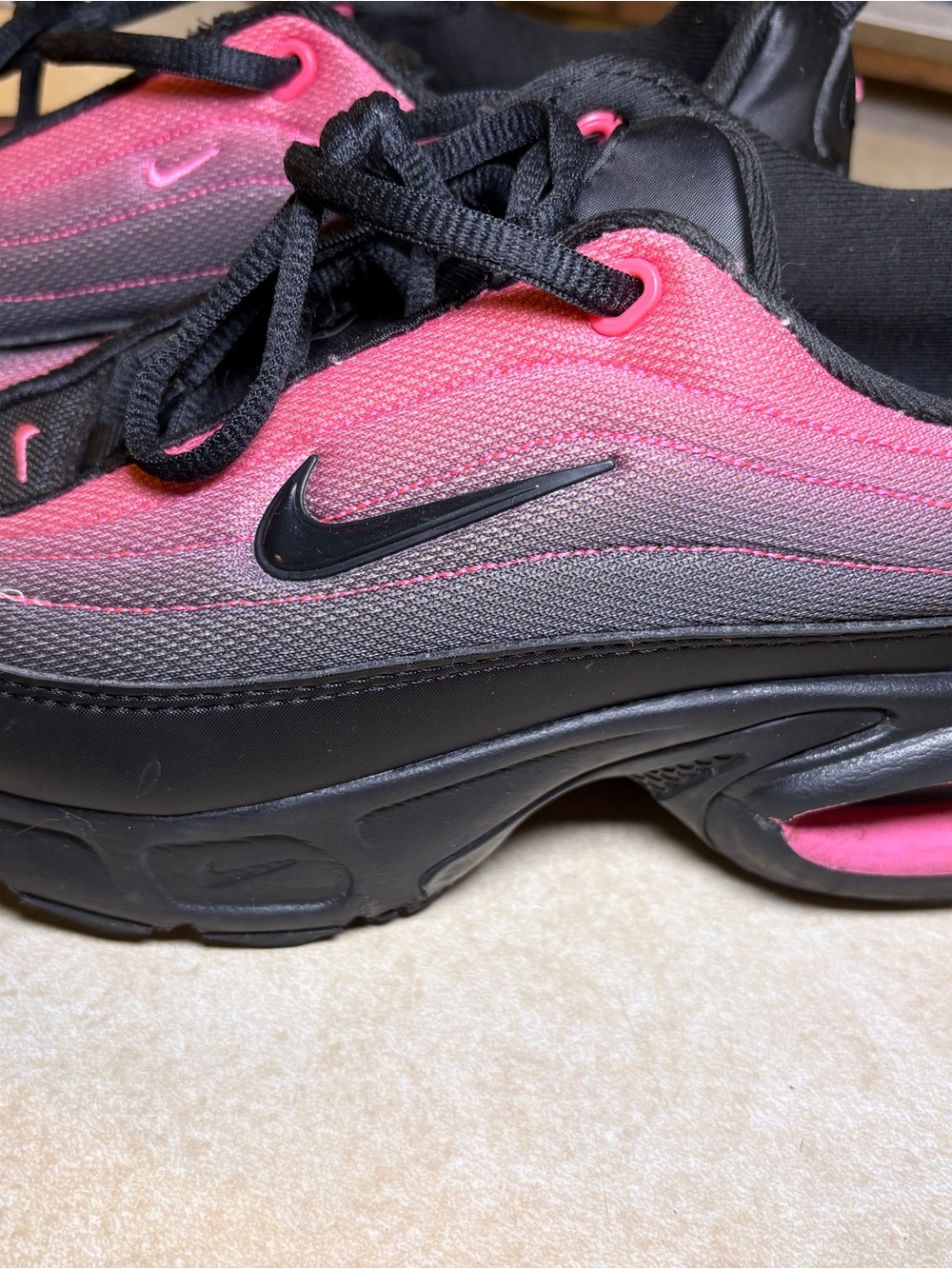 Girls Nike Black and Pink Gradient Sneakers sz 6.5